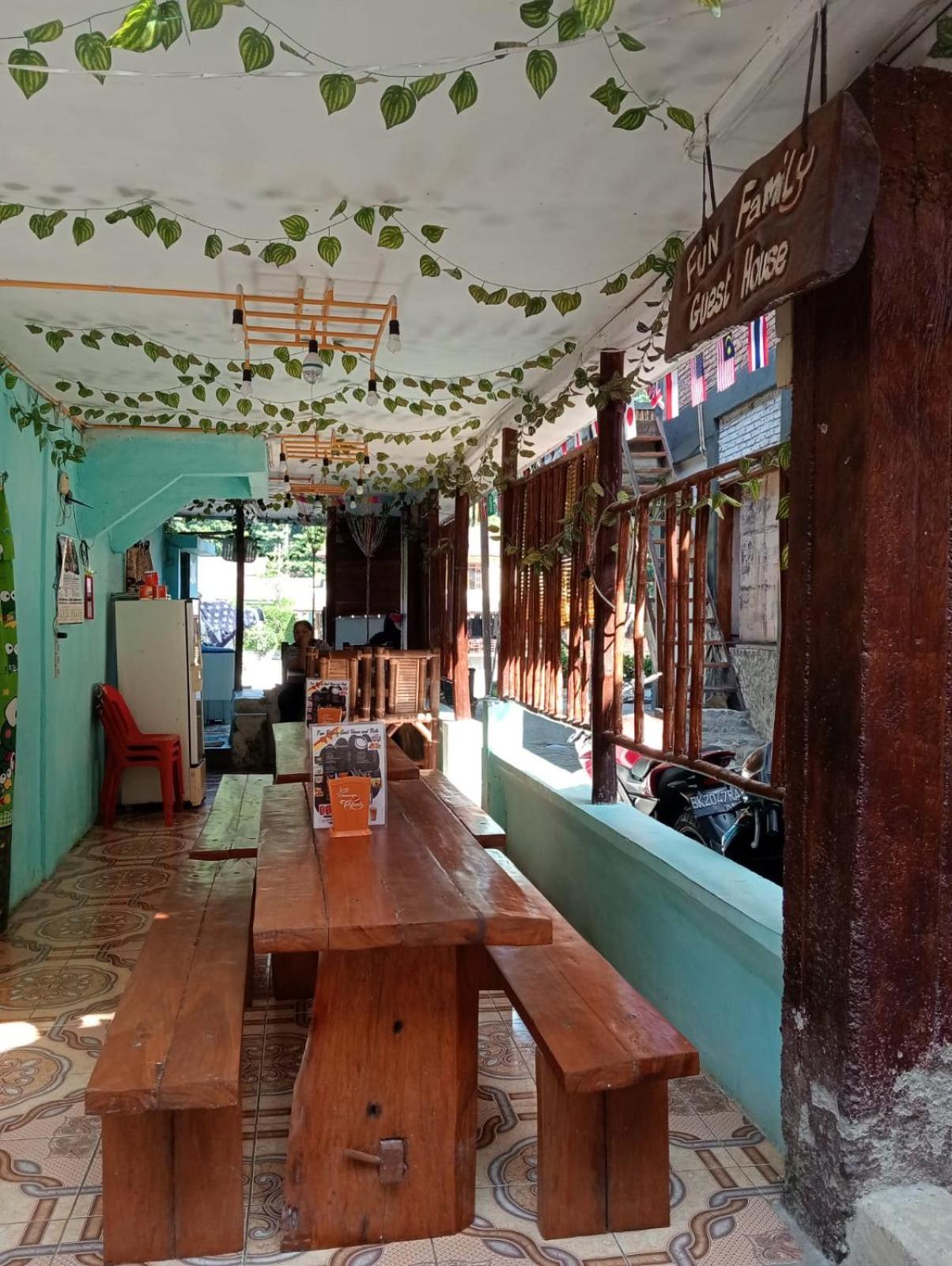 Fun Family Guest House N Jungle Tour Bukit Lawang Exterior photo